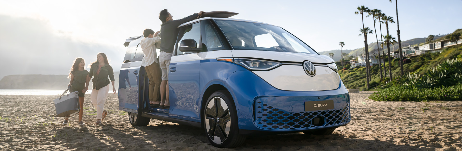 La Volkswagen ID. Buzz jaune conduisant sur la route près de l'océan